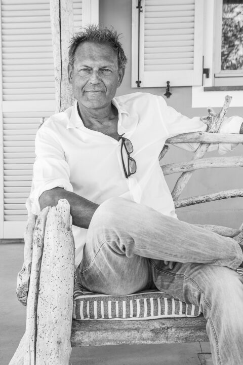 Adriano Bacchella, uno dei nomi di riferimento della fotografia d'autore dedicata all'abitare. Il suo ultimo volume si intitola ELBA INTERIORS
